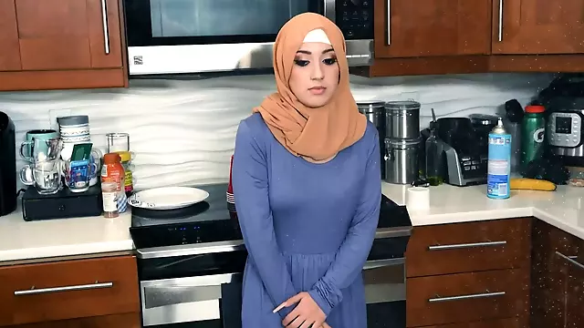 Alluring Hijab Babe Found Sex Inspiration And A Big Climax For Her Story